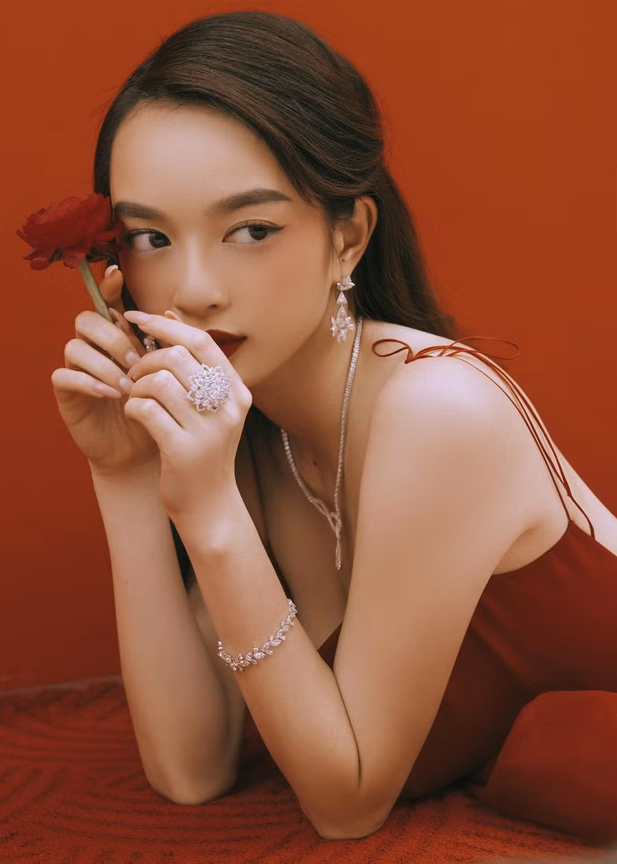 Thoát khỏi hình ảnh tiểu thư dễ thương, đáng yêu, Kaity Nguyễn liên tục chinh phục khán giả bằng các vai diễn nặng kí và có chiều sâu về tâm lí. Nữ diễn viên cho biết bản thân luôn cố gắng học tập, trau dồi để nâng cao khả năng diễn xuất ẢNH: NVCC