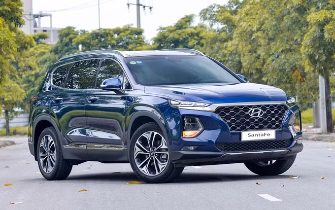 Với chương trình giảm giá đang được các đại lý áp dụng, giá bán thực tế các phiên bản Hyundai SantaFe đời 2020 đang ở mức 985 triệu đến 1,160 tỉ đồng