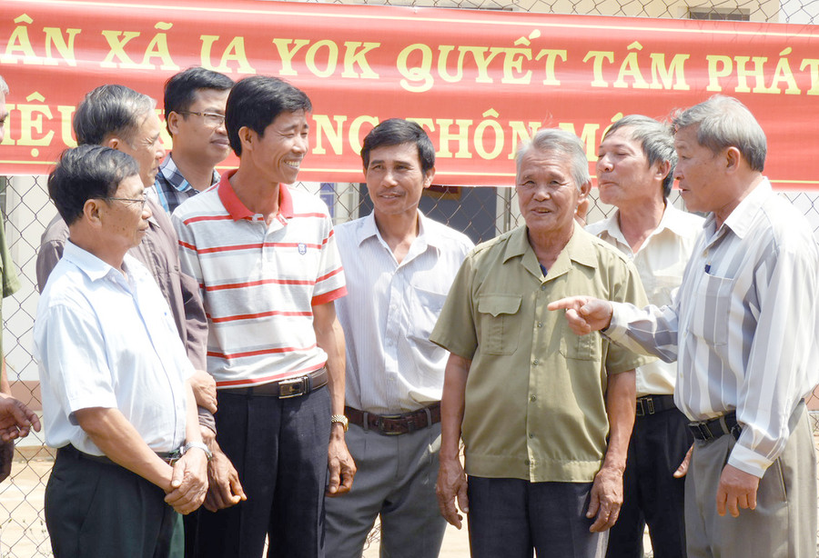 Đảng viên xã Ia Yok (huyện Ia Grai) trao đổi kinh nghiệm thực hiện Chỉ thị số 05-CTTW tại cơ sở. Ảnh: Thanh Nhật