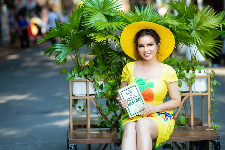  Lựa chọn bộ cánh cúp ngực gợi cảm, Kim Hồng mang đến sự phóng khoáng của một quý bà hiện đại, cá tính.