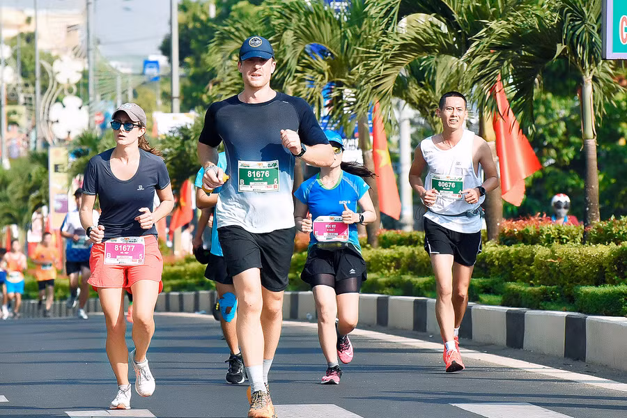 Nhiều VĐV người nước ngoài cũng tham gia đường chạy. Ảnh: Đức Thụy