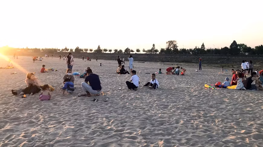 Bãi bồi này thu hút rất đông người dân đến vui chơi, giải tỏa cơn nóng. (Ảnh: Khoa Chương/TTXVN) Bãi bồi này thu hút rất đông người dân đến vui chơi, giải tỏa cơn nóng. (Ảnh: Khoa Chương/TTXVN)