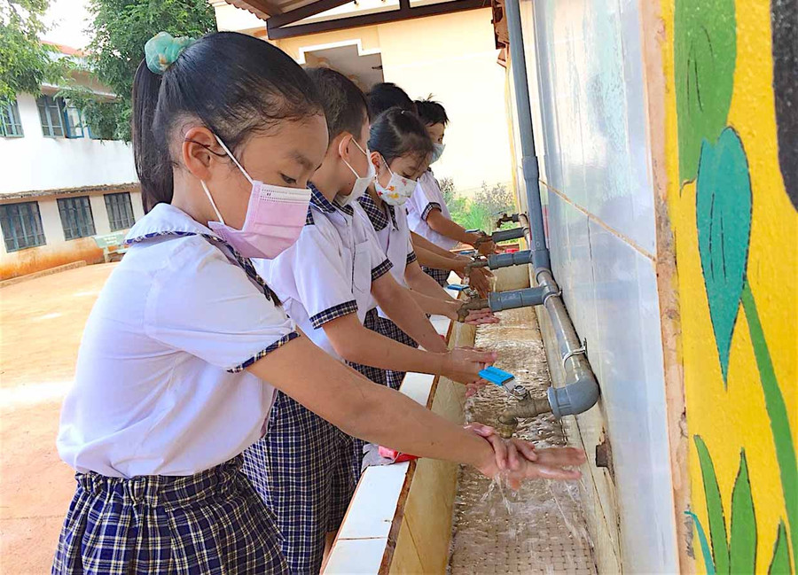 Hầu hết các trường đều trang bị bồn rửa tay và nhắc nhở học sinh thường xuyên rửa tay bằng xà phòng. Ảnh: Mộc Trà