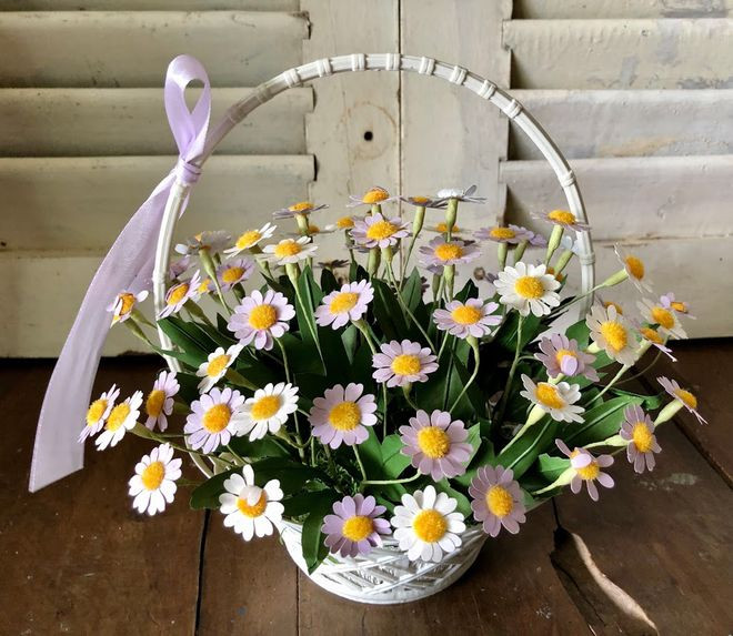 Một giỏ hoa cúc đua nở. ẢNH: DUY TÂN
