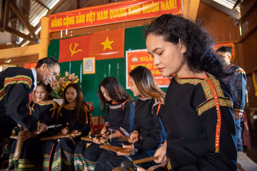 Đội trưởng đội chiêng nữ H'Uết Niê là người tạo động lực cho các thành viên trong đội tập luyện