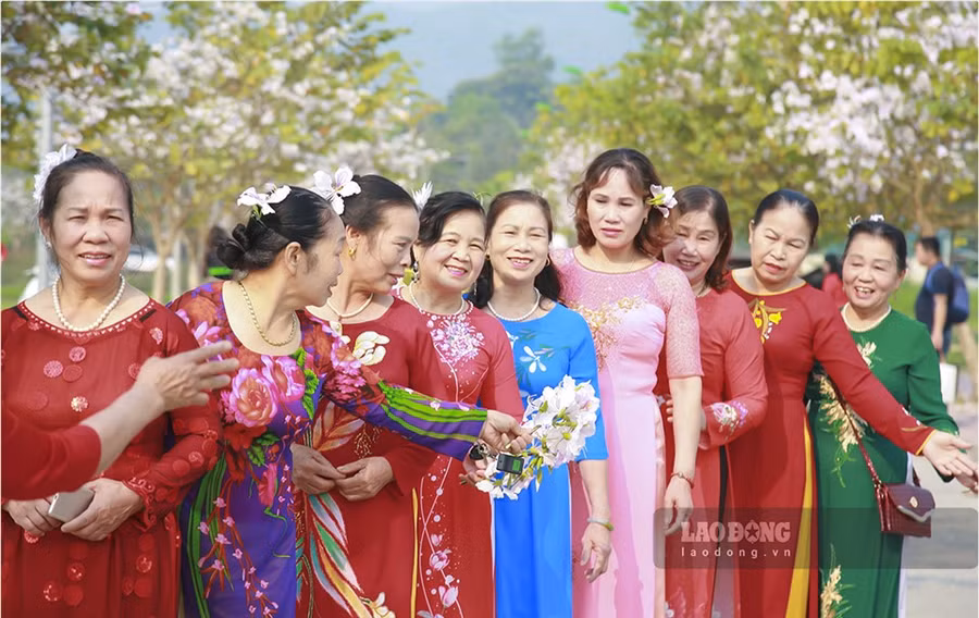 Những tà áo dài thướt tha trên đường phố.