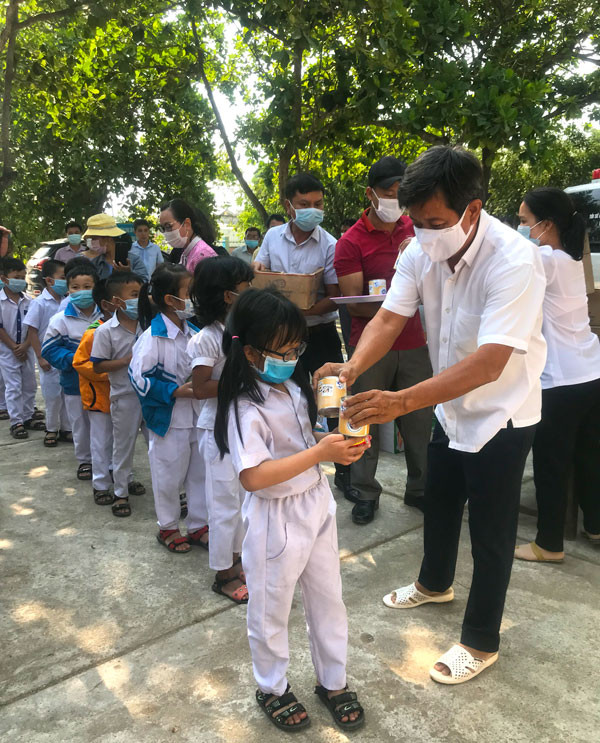 Ông Đoàn Ngọc Hải cùng ông Trịnh Văn Lương-Trưởng Ban dân vận, Chủ tịch Ủy ban MTTQ Việt Nam thị xã Ayun Pa thăm hộ nghèo hỗ trơ 60 triệu đồng xây nhà. Ảnh: Bích Hương