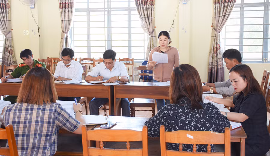 Ủy ban bầu cử xã Hòa Phú (huyện Chư Păh) họp phân công nhiệm vụ cho các thành viên. Ảnh: Minh Nguyễn