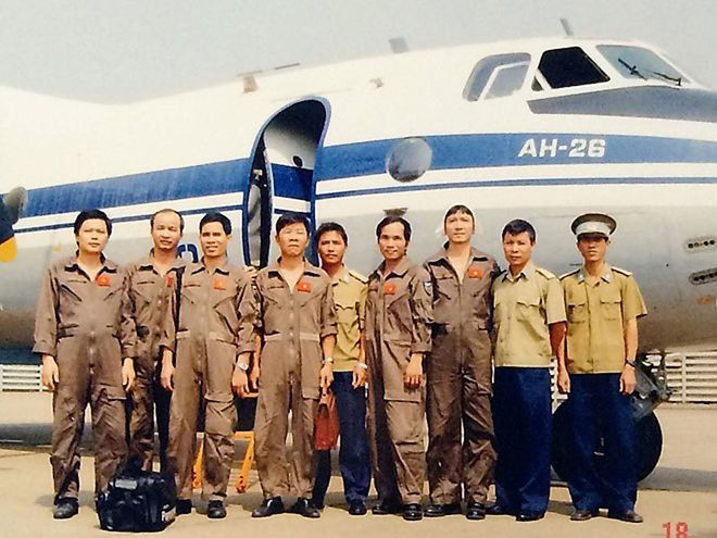 Chỉ huy Trung đoàn 918 đón tổ bay An-26 hoàn thành nhiệm vụ thả hàng tiếp tế tại Trường Sa năm 1988. ẢNH: TƯ LIỆU