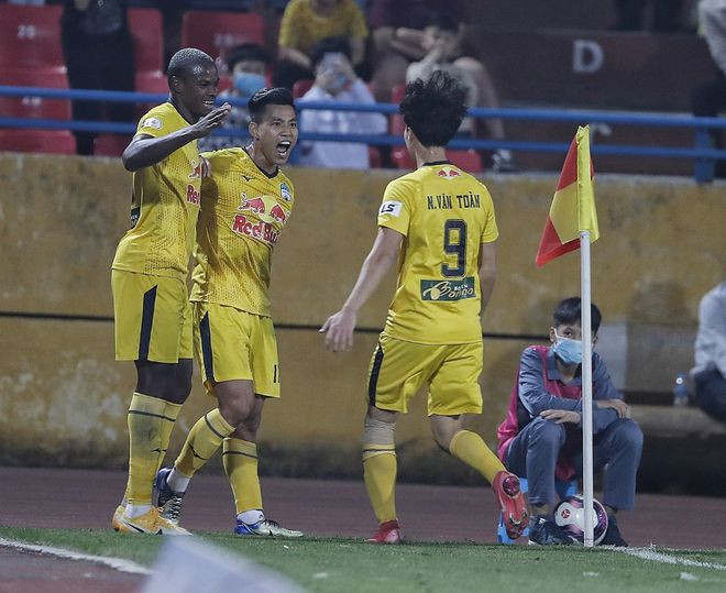 Văn Thanh ghi cú đúp, Văn Toàn năng động. ẢNH: MINH TÚ