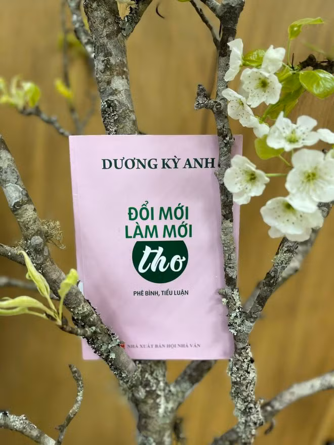 Bìa sách ‘Đổi mới, làm mới thơ’ của Dương Kỳ Anh (NXB Hội Nhà văn). ẢNH: K.B.H