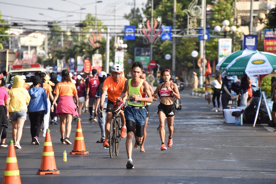 VĐV 21 km trên đường về đích. Ảnh: Đức Thụy