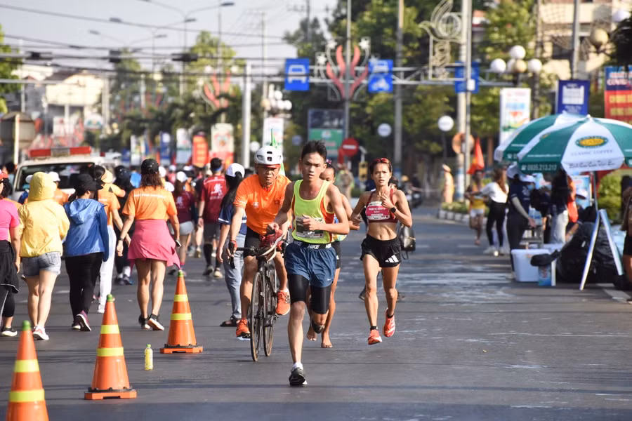 VĐV 21 km trên đường về đích. Ảnh: Đức Thụy