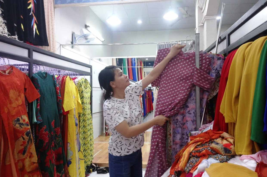 Chị Huỳnh Thị Kim Loan sắp xếp lại áo dài sau khi khách hàng chọn mua. Ảnh: Nhật Hào Chị Huỳnh Thị Kim Loan sắp xếp lại áo dài sau khi khách hàng chọn mua. Ảnh: Nhật Hào