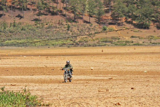 Du khách thoải mái chạy xe máy ngay trên lòng hồ Đan Kia - Suối Vàng. Ảnh: ĐOÀN KIÊN Du khách thoải mái chạy xe máy ngay trên lòng hồ Đan Kia - Suối Vàng. Ảnh: ĐOÀN KIÊN