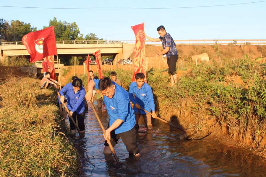 Đoàn viên, thanh niên khơi thông kênh mương nội đồng tại làng Ngol Tả (phường Chi Lăng, TP. Pleiku). Ảnh: P.L