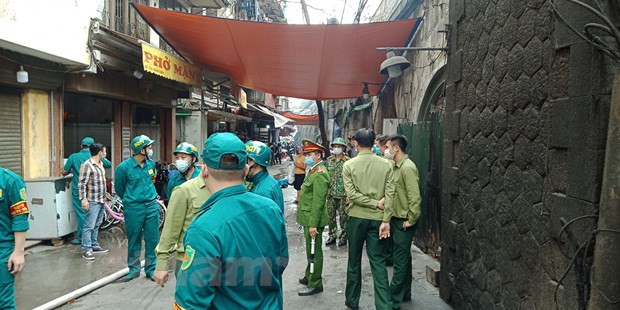Vụ cháy lớn khiến lực lượng chức năng phải vất cả tìm cách dập lửa bởi nằm trong phố nhỏ và lan ra nhiều cửa hàng khác nhau. (Ảnh: Hùng Võ/Vietnam+)