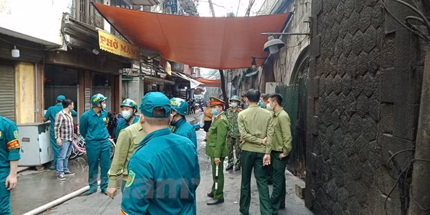 Vụ cháy lớn khiến lực lượng chức năng phải vất cả tìm cách dập lửa bởi nằm trong phố nhỏ và lan ra nhiều cửa hàng khác nhau. (Ảnh: Hùng Võ/Vietnam+)