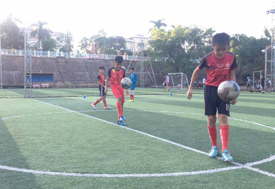 Học viên của Trung tâm bóng đá cộng đồng TTF Đức Cơ tập bài tâng bóng. Ảnh: Thiên Di