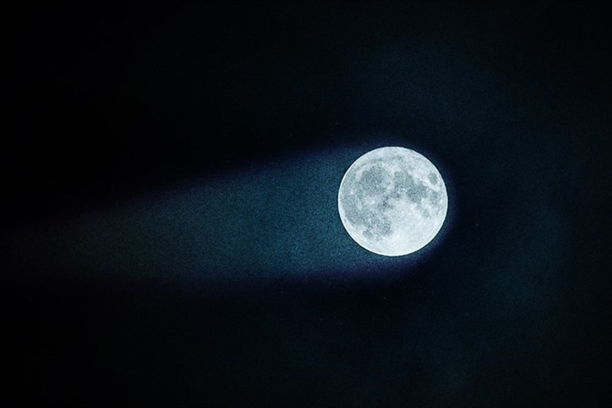 Mặt trăng có phần "đuôi" giống như sao chổi khổng lồ. Ảnh: AFP Mặt trăng có phần