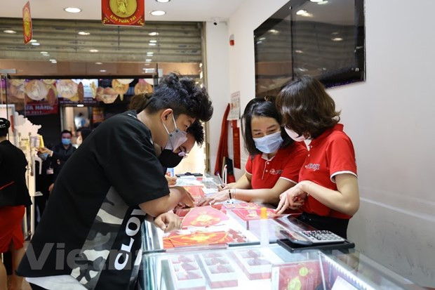 Giao dịch vàng tại Doji. (Ảnh: PV/Vietnam+) Giao dịch vàng tại Doji. (Ảnh: PV/Vietnam+)