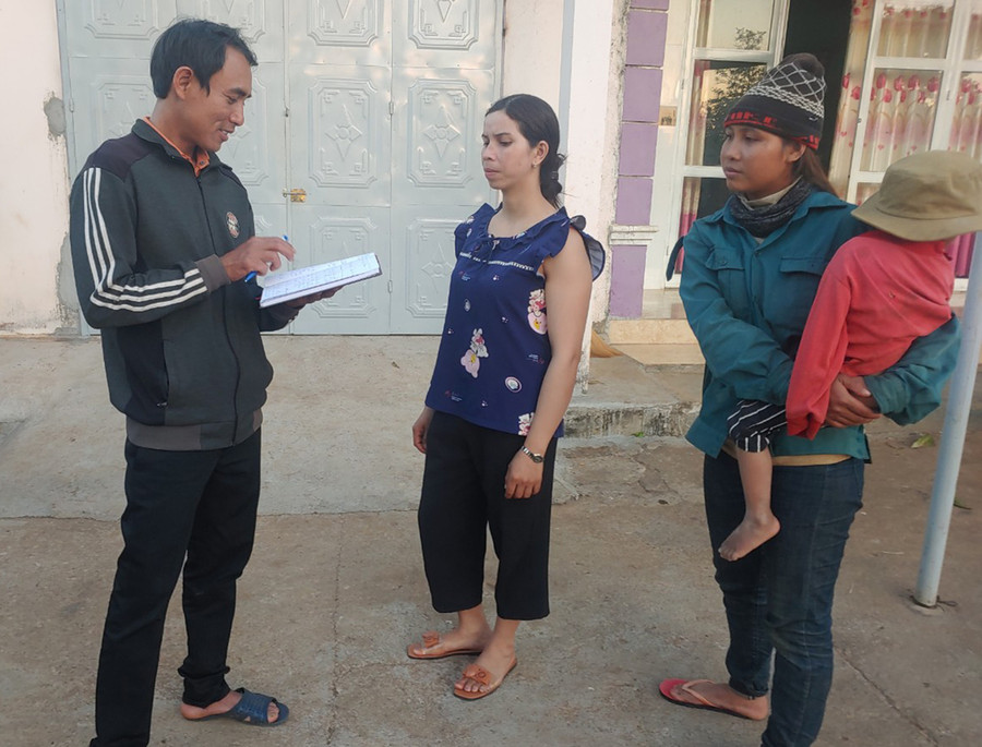 Ông Sun-Trưởng thôn Đak Trôk (xã Đak Yă) vận động, tuyên truyền người dân đăng ký khai sinh cho con đúng hạn. Ảnh: R'Ô Hok