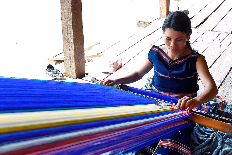 Những lúc rãnh rỗi bà con làng Châu còn dệt thổ cẩm để bán nhằm nâng cao thu nhập.