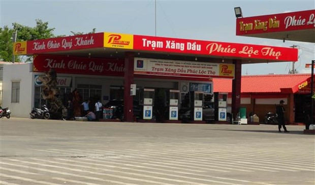 Lực lượng chức năng phong tỏa, kiểm tra trạm xăng dầu Phúc Lộc Thọ. (Ảnh: Đậu Tất Thành/TTXVN)