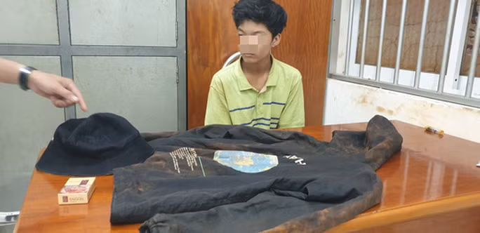 Võ Hoàng T. cùng bộ đồ mặc khi đánh em T.M tại cơ quan điều tra