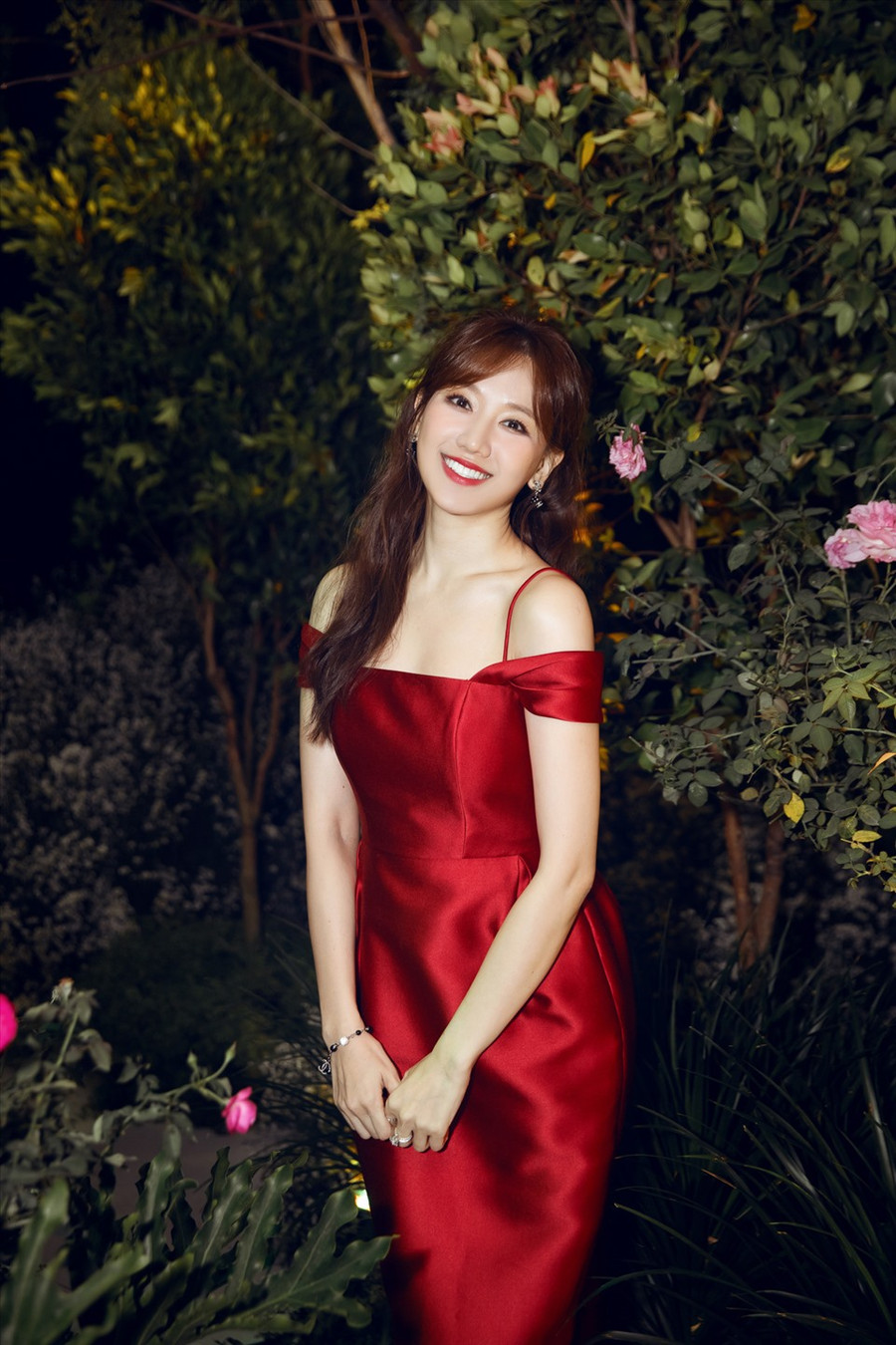 Không cần quá cầu kỳ trong mỗi lần tham gia sự kiện, Hari Won luôn có sức hút riêng với gout thời trang sang trọng, vẻ ngoài trẻ trung cùng nụ cười tươi tắn. Ảnh: NSCC.