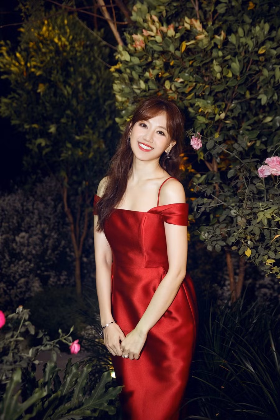 Không cần quá cầu kỳ trong mỗi lần tham gia sự kiện, Hari Won luôn có sức hút riêng với gout thời trang sang trọng, vẻ ngoài trẻ trung cùng nụ cười tươi tắn. Ảnh: NSCC.