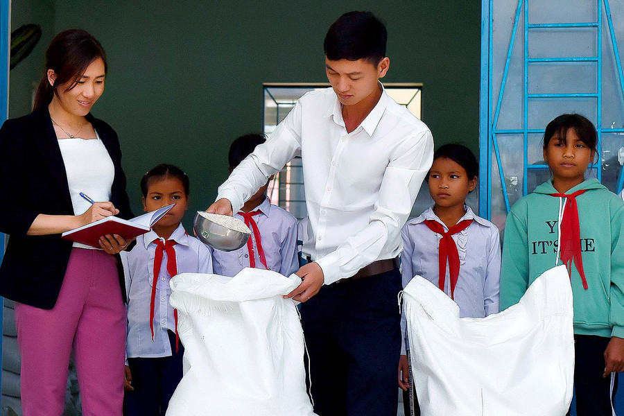 Học sinh Trường phổ thông Dân tộc bán trú tiểu học và THCS Nguyễn Khuyến xã Chư Krey nhận chế độ gạo theo quy định. Ảnh: Đức Thụy