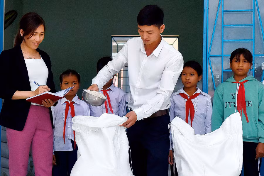 Học sinh Trường phổ thông Dân tộc bán trú tiểu học và THCS Nguyễn Khuyến xã Chư Krey nhận chế độ gạo theo quy định. Ảnh: Đức Thụy