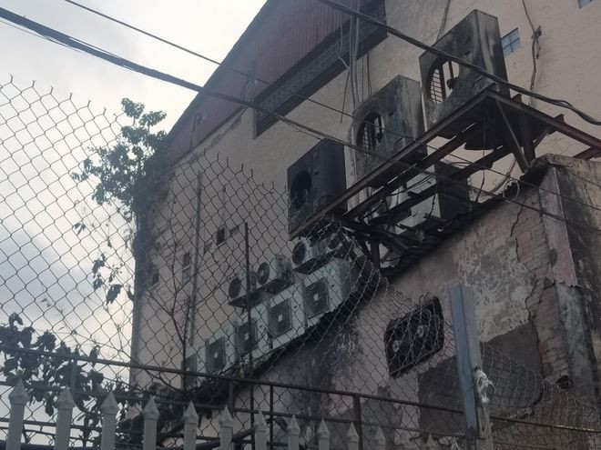 Ngọn lửa bốc lên cao thiêu rụi 3 máy lạnh ẢNH: CÔNG NGUYÊN