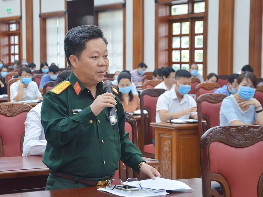 Đại tá Lê Tuấn Hiền-Chính ủy Bộ Chỉ huy Quân sự tỉnh phát biểu tại Hội nghị hướng dẫn tổ chức hội nghị lấy ý kiến nhận xét và tín nhiệm cử tri nơi cư trú. Ảnh: Phương Linh