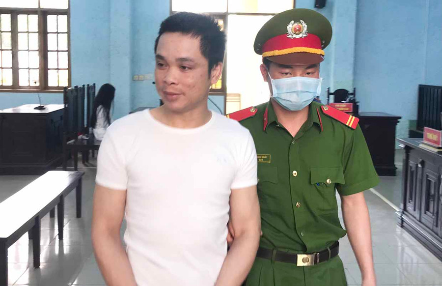 Bị cáo Minh được dẫn đến phiên tòa sơ thẩm. Ảnh: Văn Ngọc