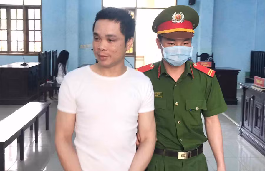 Bị cáo Nguyễn Văn Minh được dẫn đến phiên tòa sơ thẩm. Ảnh: Văn Ngọc Bị cáo Minh được dẫn đến phiên tòa sơ thẩm. Ảnh: Văn Ngọc