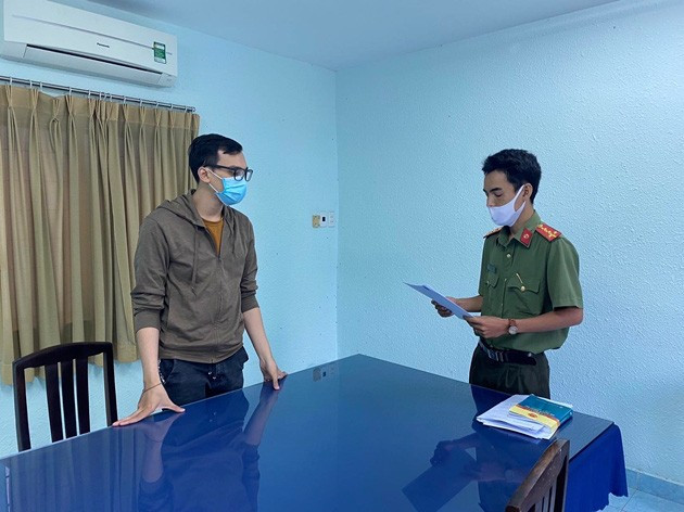  Công an đọc lệnh khởi tố bị can Dương Tấn Hậu