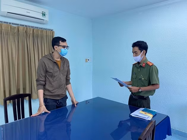  Công an đọc lệnh khởi tố bị can Dương Tấn Hậu