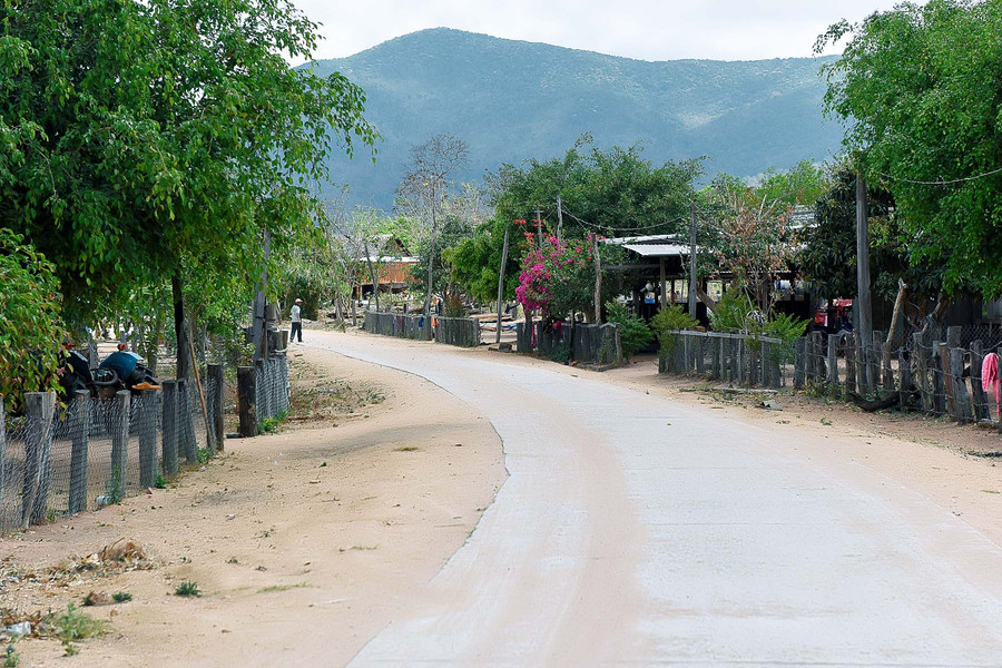 Tuyết đường 3km từ trung tâm xã đến làng Châu đã được bê tông hóa, tạo điều kiện thuận lợi trong đi lại và lưu thông hàng hóa.
