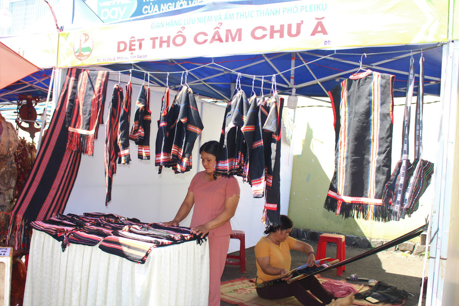 Một gian hàng trưng bày sản phẩm thổ cẩm của đồng bào dân tộc thiểu số tại lễ hội. Ảnh: Thi Giang Những gian hàng thổ cẩm trưng bày những sản phẩm đặc sắc nhất của bà con dân tộc thiểu số tại lễ hội. Ảnh Thi Giang