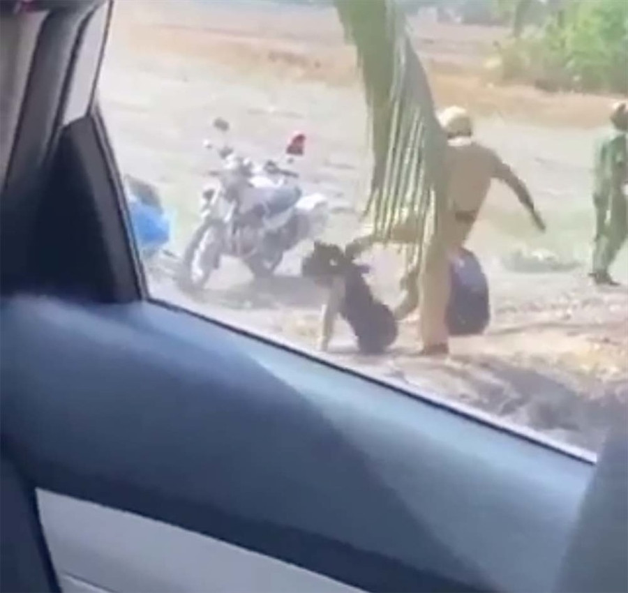 Hình ảnh CSGT có hành vi đánh 2 thanh niên trong nhóm quay clip. Ảnh: Cắt clip