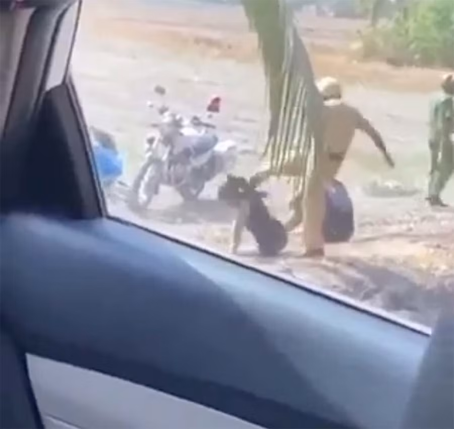 Hình ảnh CSGT có hành vi đánh 2 thanh niên trong nhóm quay clip. Ảnh: Cắt clip