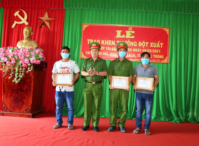 Đại tá Phan Văn Ứng, Phó Giám đốc Công an tỉnh Sóc Trăng tặng giấy khen cho hai anh Vũ, Út và thiếu tá Thanh - Ảnh: Công an cung cấp Đại tá Phan Văn Ứng, Phó Giám đốc Công an tỉnh Sóc Trăng tặng giấy khen cho hai anh Vũ, Út và thiếu tá Thanh - Ảnh: Công an cung cấp