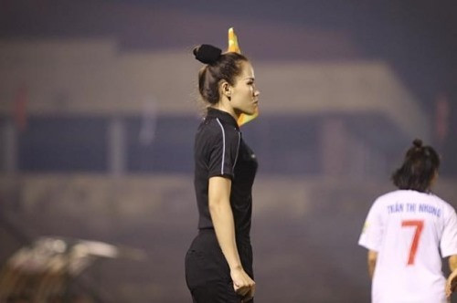 Trợ lý trọng tài Hà Thị Phượng. Ảnh: T.M