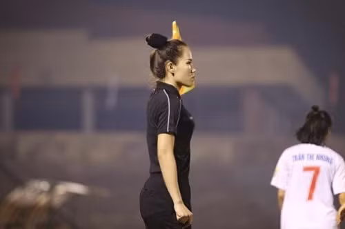 Trợ lý trọng tài Hà Thị Phượng. Ảnh: T.M