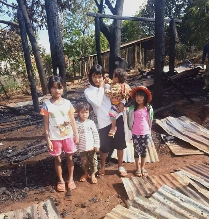 Các cháu của ông Ayun Hiu ở buôn Chứ (xã Ea Sol) bơ vơ sau vụ cháy nhà. Các cháu của ông Ayun Hiu ở buôn Chứ (xã Ea Sol) bơ vơ sau vụ cháy nhà.