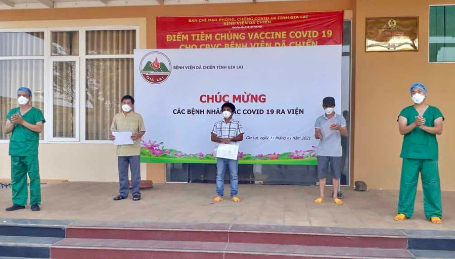 3 trường hợp được ra viện chiều ngày 17-3. Ảnh: Như Nguyện