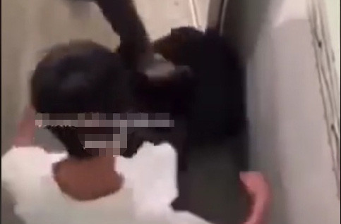  Nhóm học sinh đánh bạn học ngay trong trường