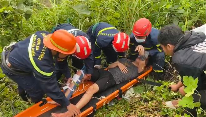 Lực lượng chức năng đã cứu được nam thanh niên. Ảnh: HUY ĐẠT